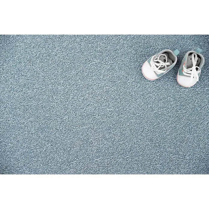 Bricoflor Teppichboden Meterware 4x4m, Schlinge meliert, hell-blau - Schlinge, 100 % Polyamid (PA), hell-blau - Ein Paar weißer, grauer und blauer Babyschuhe mit orangefarbenen Akzenten, auf einem weichen blauen Teppich.