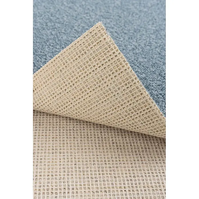Bricoflor Teppichboden Meterware 4x4m, Schlinge meliert, hell-blau - Schlinge, 100 % Polyamid (PA), hell-blau - Beigefarbene rutschfeste Teppichunterlage mit Gitterstruktur, teilweise angehoben auf blauem Teppich.