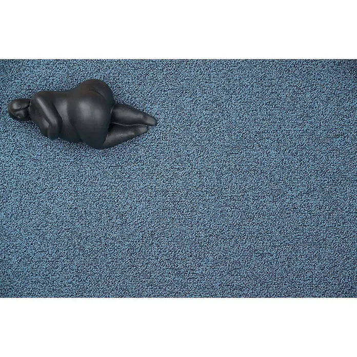 Bricoflor Teppichboden Meterware Schlinge meliert, blau grau, 550 x 400 cm - Breite: 400 cm, Schlinge, 100 % Polyamid (PA), blau grau - Dunkle, matte, abstrakte Statue einer liegenden Figur auf texturierter blauer Oberfläche.