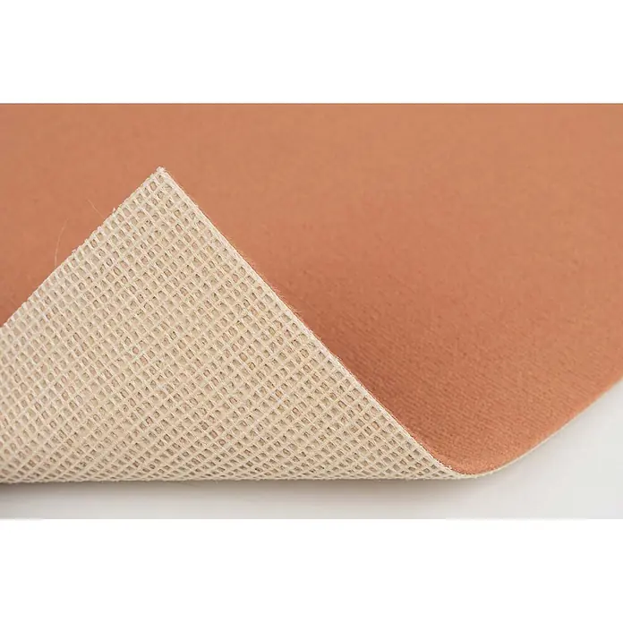 Bricoflor Teppichboden Meterware 2,5x4m, Velours uni, orange terra - Velours, 100 % Polyamid (PA), orange terra - Terrakotta-Teppichunterlage mit beiger Anti-Rutsch-Gitterunterseite, teilweise aufgerollt, um beide Seiten zu zeigen.