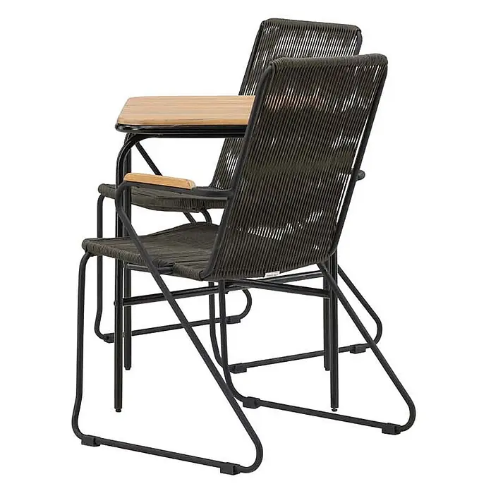 Ebuy24 Gartentisch-Set Holmbeck - Gesamtumfang: 3 -tlg., L x B x H: 88 x 70 x 74 cm, Ø x H: 88 x 74 cm, Stahl Akazie, Stapelbar - Zwei dunkelgraue geflochtene Outdoor-Stühle mit schwarzem Metallgestell und Holzarmlehnen.