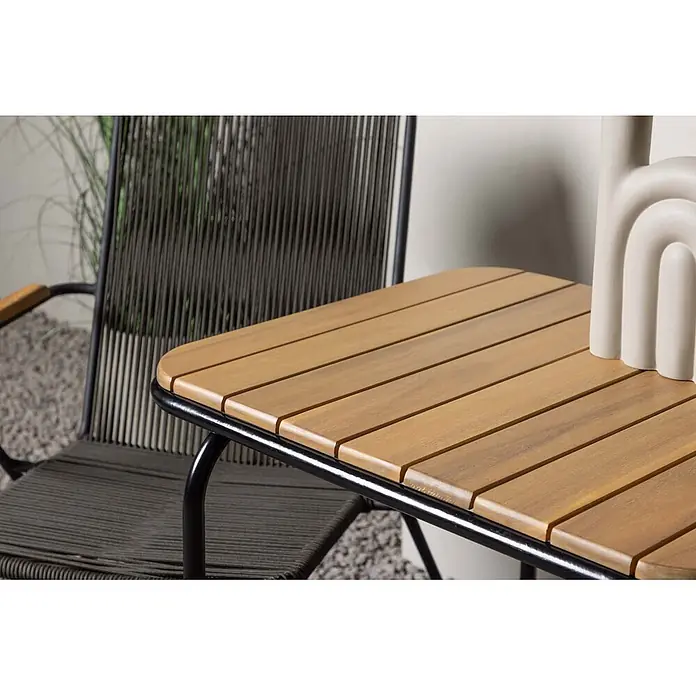 Ebuy24 Gartentisch-Set Holmbeck - Gesamtumfang: 3 -tlg., L x B x H: 88 x 70 x 74 cm, Ø x H: 88 x 74 cm, Stahl Akazie, Stapelbar - Holzlamellen-Beistelltisch mit schwarzem Metallgestell neben dunklem Outdoor-Geflechtsessel.