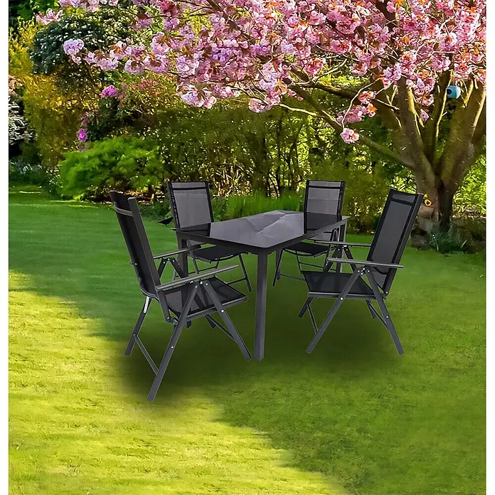 Ebuy24 Gartentisch-Set Dora - Gesamtumfang: 5 -tlg., L x B x H: 80 x 140 x 76 cm, Ø x H: 80 x 76 cm, Stahl, Glas, Textil, Stapelbar - Schwarzes Terrassen-Essgarnitur aus Metall mit einem Tisch und vier Stühlen, mit Textilsitzen, auf einem grünen Rasen unter einem blühenden Baum.