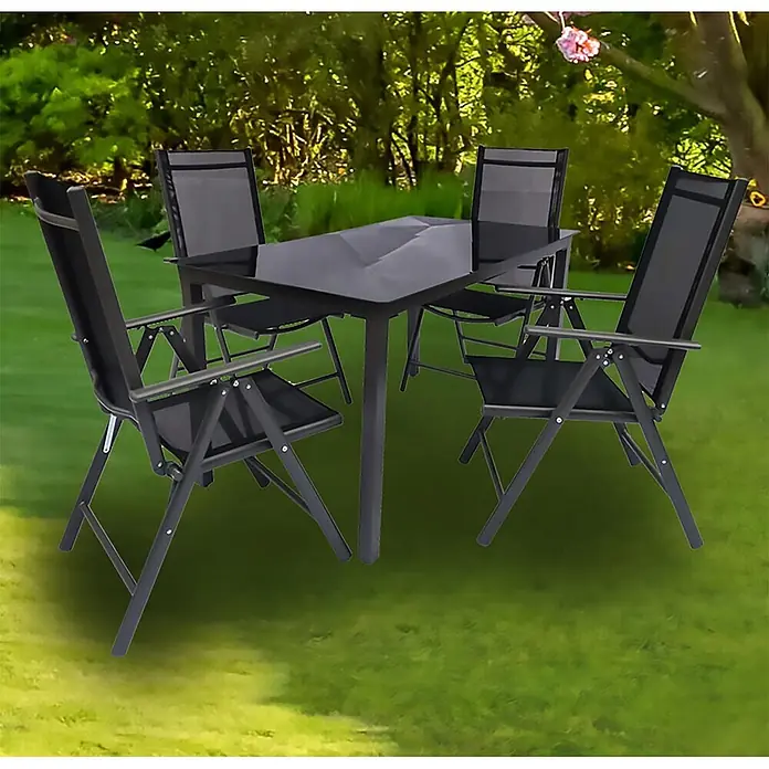 Ebuy24 Gartentisch-Set Dora - Gesamtumfang: 5 -tlg., L x B x H: 80 x 140 x 76 cm, Ø x H: 80 x 76 cm, Stahl, Glas, Textil, Stapelbar - Schwarzes Terrassen-Essgarnitur aus Metall und Netzstoff mit Tisch und vier Klappstühlen, draußen platziert.