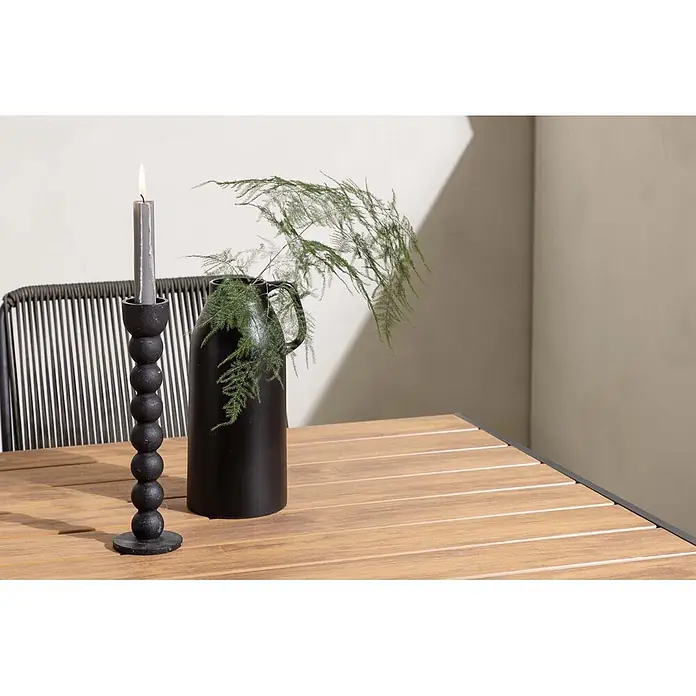 Ebuy24 Gartentisch-Set Break - Gesamtumfang: 5 -tlg., L x B x H: 90 x 150 x 74 cm, Ø x H: 90 x 74 cm, Stahl Aluminum, Stapelbar - Schwarzer Kerzenständer mit grauer Kerze und schwarzer Vase mit Grünpflanze auf einem Holztisch.