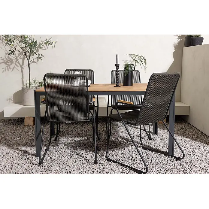 Ebuy24 Gartentisch-Set Break - Gesamtumfang: 5 -tlg., L x B x H: 90 x 150 x 74 cm, Ø x H: 90 x 74 cm, Stahl Aluminum, Stapelbar - Eine Outdoor-Essgruppe mit Holztisch und dunkelgrauen geflochtenen Seilstühlen auf einer Kiesterrasse.