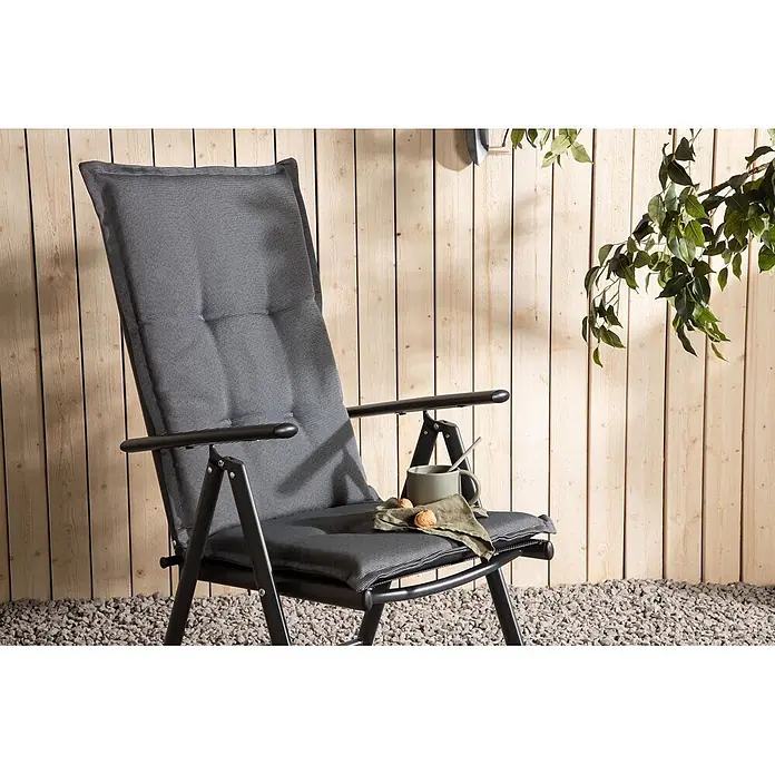 Ebuy24 Sitzauflage Cus - 1 Stk., L x B x H: 46 x 116 x 6 cm, Fasern, Schaum, Polyester., Hellgrau - Dunkelgrauer gestreifter Gartenstuhl mit bequemem Polster, in Außenumgebung gezeigt.