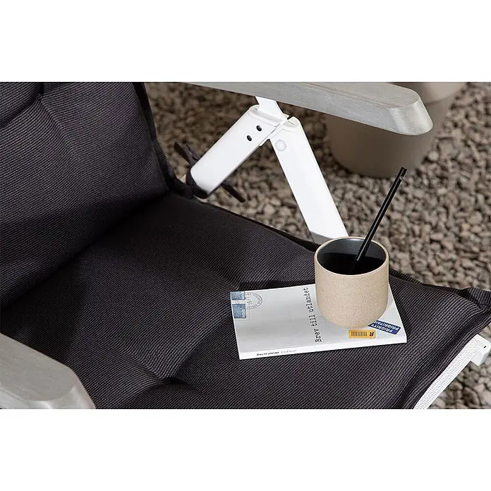Ebuy24 Sitzauflage Cus - 1 Stk., L x B x H: 46 x 116 x 6 cm, Fasern, Schaum, Polyester., Grau - Dunkelgraues Stepppolster auf einem Terrassenstuhl mit Buch und Tasse.
