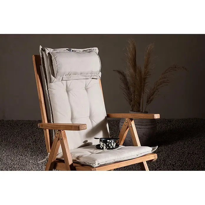 Ebuy24 Sitzauflage Cus - 1 Stk., L x B x H: 46 x 116 x 6 cm, Fasern, Schaum, Polyester., Weiß - Holzgartenstuhl mit hellbeigen, gepolsterten Auflagen, darauf eine kleine schwarze Tasse und weiße Blumen.