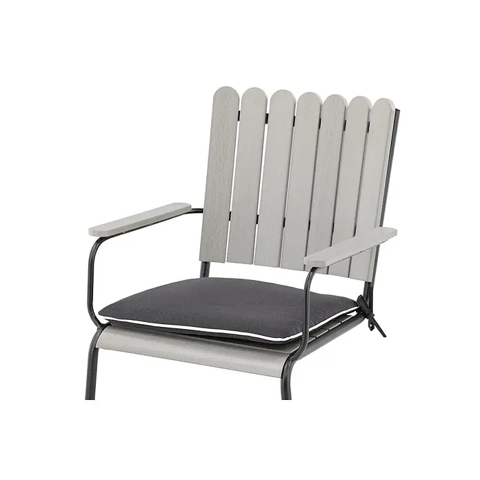 Ebuy24 Sitzauflage Holmsund - 1 Stk., L x B x H: 47 x 41 x 4 cm, Fasern, Schaum, Polyester., Grau - Grauer Latten-Gartenstuhl mit schwarzem Metallgestell und dunkelgrauem Kissen.