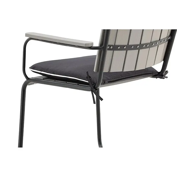 Ebuy24 Sitzauflage Holmsund - 1 Stk., L x B x H: 47 x 41 x 4 cm, Fasern, Schaum, Polyester., Grau - Gartenstuhl mit schwarzem Metallgestell, grauer Lattenrückenlehne, Armlehnen und einem dunkelgrauen, festgebundenen Sitzkissen mit weißer Paspelierung.