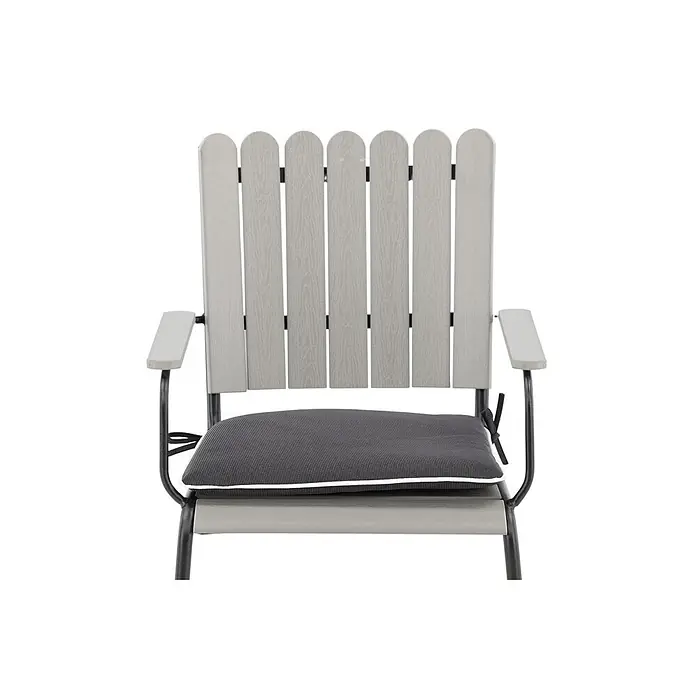 Ebuy24 Sitzauflage Holmsund - 1 Stk., L x B x H: 47 x 41 x 4 cm, Fasern, Schaum, Polyester., Grau - Grauer Latten-Gartenstuhl mit schwarzem Metallrahmen und dunkelgrauem Kissen.