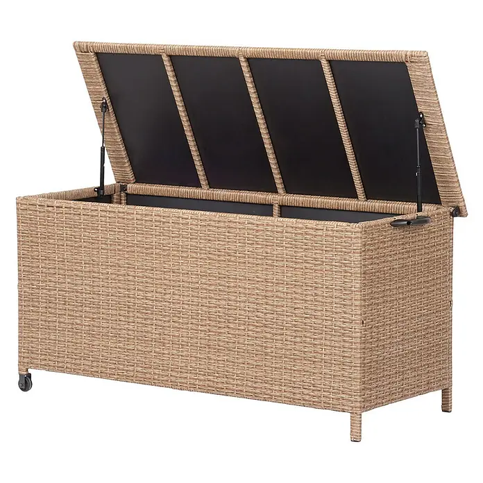 Ebuy24 Garten-Aufbewahrungsbox Victor - L x B x H: 45 x 123 x 51 cm, Natur, Aluminium - Hellbraune Rattan-Gartenaufbewahrungsbox mit geöffnetem, gasfedergestütztem Deckel und Rollen auf einer Seite.
