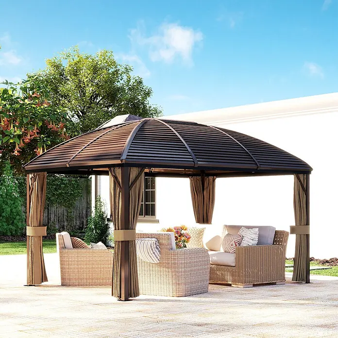 Outsunny Standard-Pavillon - B x T: 298 x 298 cm, Farbe Gestell: Braun, Aluminium - Gartenpavillon mit dunkelbraunem Lamellendach, beigen Vorhängen und Korbsitzmöbeln auf einer Terrasse.
