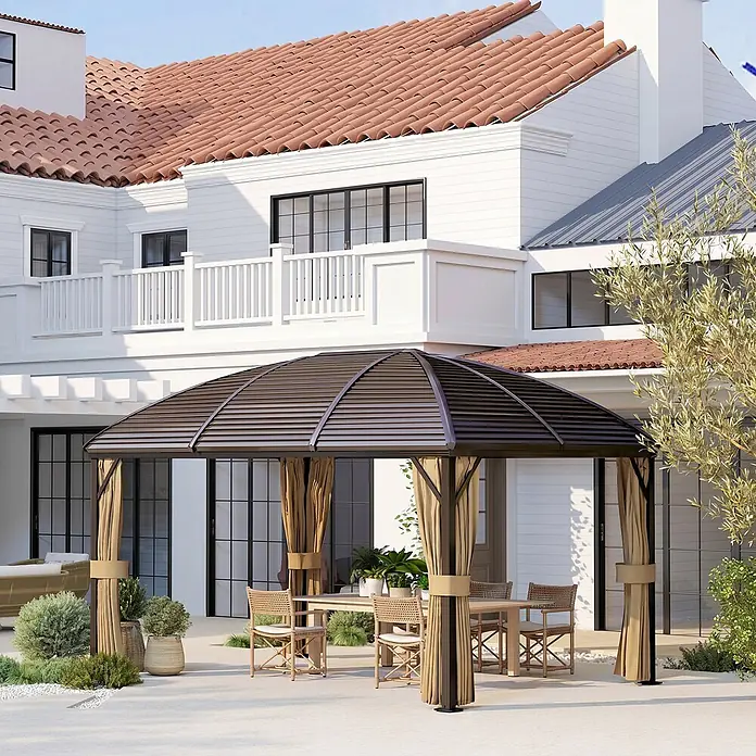 Outsunny Standard-Pavillon - B x T: 298 x 298 cm, Farbe Gestell: Braun, Aluminium - Ein brauner Kuppelpavillon mit beigen Vorhängen überdacht eine Outdoor-Essgruppe auf einer sonnigen Terrasse am weißen Haus.