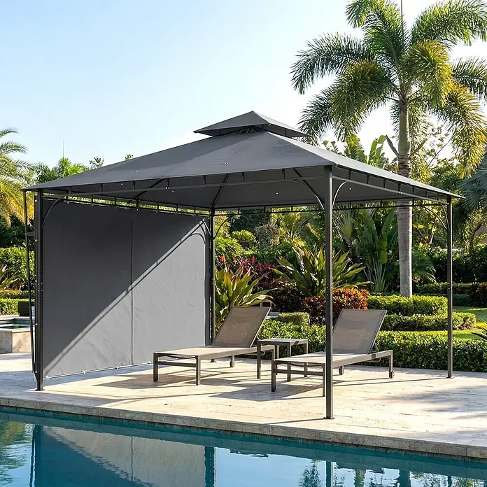 Outsunny Standard-Pavillon - Farbe Gestell: Dunkelgrau, Metall - Dunkelgraues Metall-Gartenpavillon mit Stoffdach und Seitenwänden, am Poolrand mit zwei Liegen zur Entspannung.