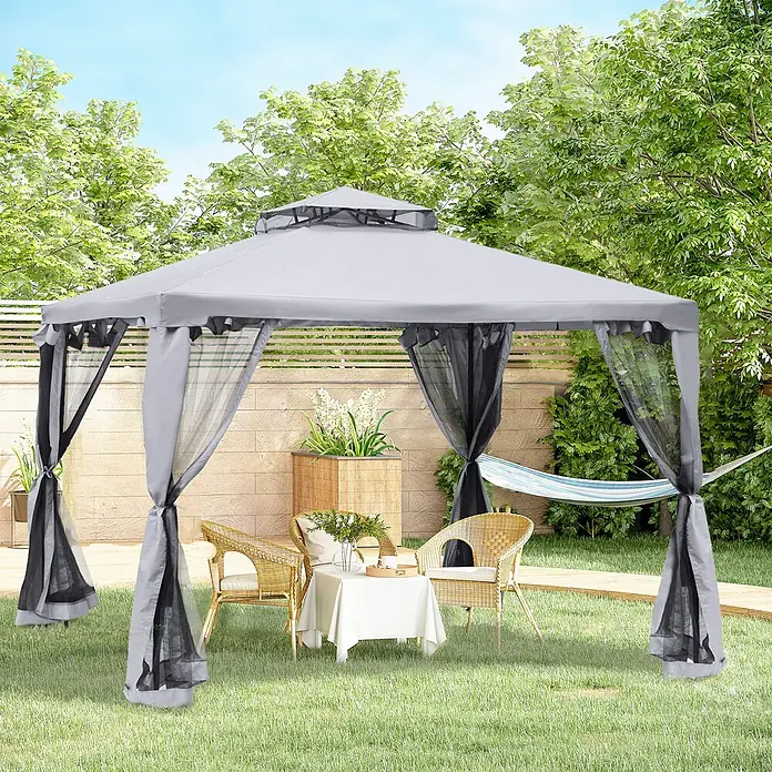 Outsunny Standard-Pavillon - Farbe Gestell: Dunkelgrau, Metall - Grauer Outdoor-Pavillon mit zweistufigem Dach und schwarzen Moskitonetzen, in einem Garten mit Korbmöbeln.