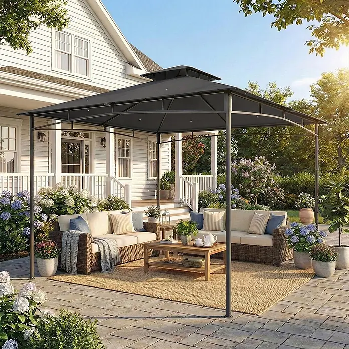 Outsunny Standard-Pavillon - Farbe Gestell: Dunkelgrau - Dunkelgrauer Metallpavillon mit zweistufigem Dach, der einem Outdoor-Sitzbereich mit Korbmöbeln Schatten spendet.