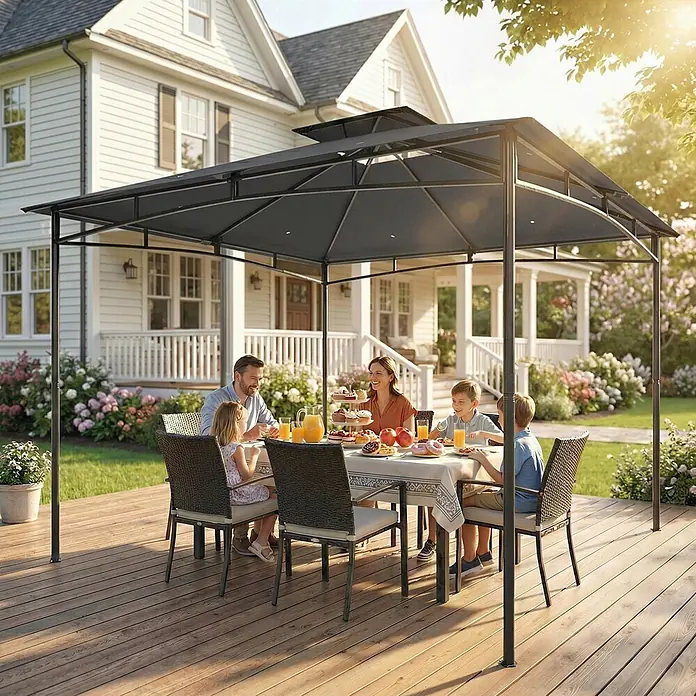 Outsunny Standard-Pavillon - Farbe Gestell: Dunkelgrau - Dunkelgraues Outdoor-Pavillon spendet Schatten für eine Familie, die auf einer Holzterrasse speist.