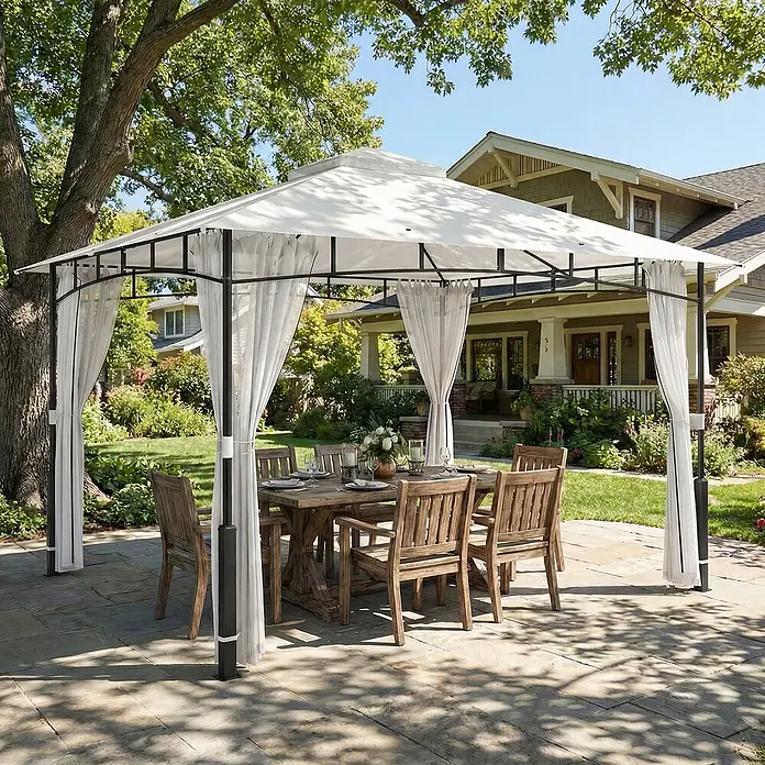 Outsunny Standard-Pavillon - Farbe Gestell: Schwarz, Metall - Weißer Pavillon mit schwarzem Metallrahmen, weißen Vorhängen und Holz-Essgarnitur auf einer Terrasse.