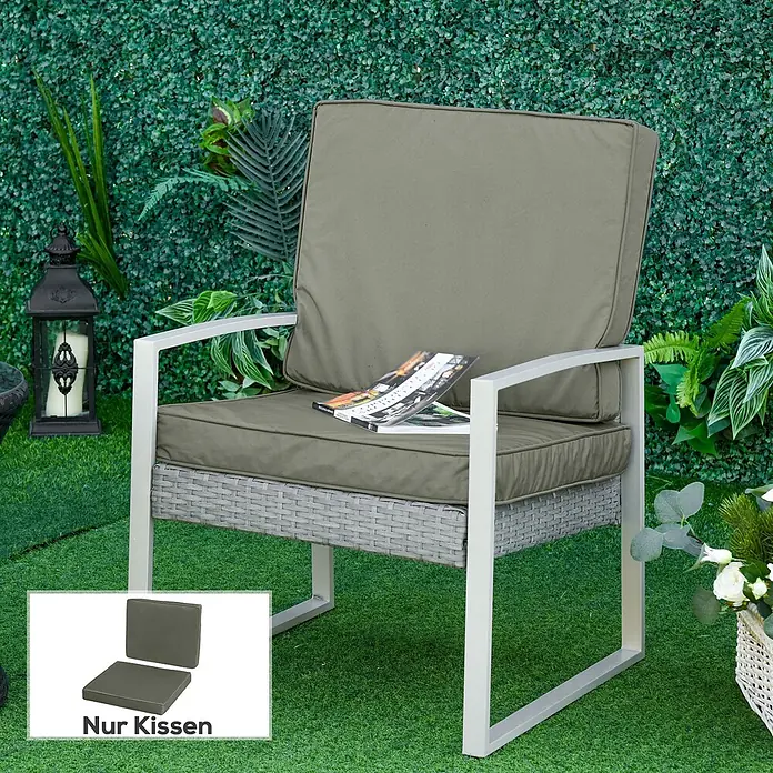Outsunny Sitzauflage - Niederlehner, 1 Stk., 100% Polyester, Dunkelgrau - Outdoor-Sessel mit grauen Polstern, hellgrauem Rattanboden und weißem Metallrahmen.