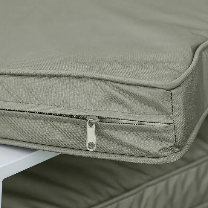 Outsunny Sitzauflage - Niederlehner, 1 Stk., 100% Polyester, Dunkelgrau - Nahaufnahme eines grauen, strukturierten Stoffkissens mit sichtbarem Reißverschluss und Paspel.