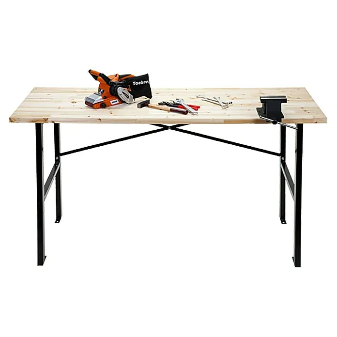 Werkbank - L x B: 165 x 60 cm, Arbeitshöhe: 85 cm, Belastbarkeit: 200 kg - Werkbank mit Werkzeugen: Eine robuste Werkbank mit Holzplatte und Metallbeinen, ausgestattet mit Schleifmaschine, Hammer, Schraubenschlüssel und Schraubstock.
