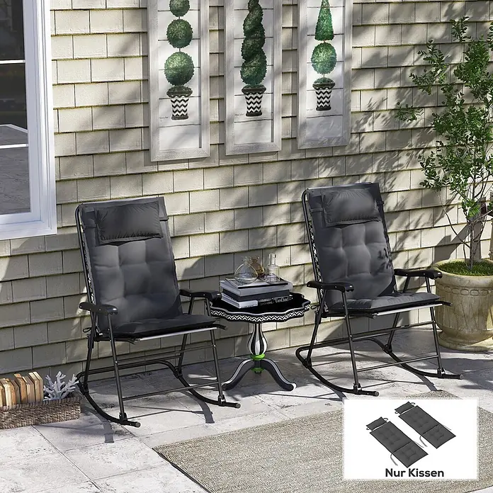 Outsunny Sitzauflage - Hochlehner, 2 Stk., L x B x H: 116 x 50 x 5 cm, 100% Polyester, Dunkelgrau - Zwei schwarze Outdoor-Schaukelstühle mit Polstern stehen auf einer Terrasse, neben einem Beistelltisch.