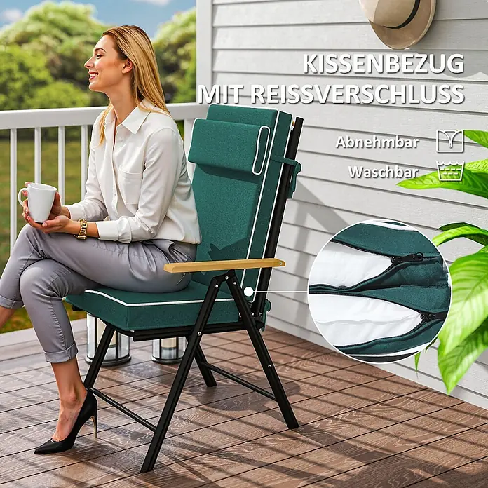Outsunny Sitzauflage - Hochlehner, 1 Stk., L x B x H: 120 x 47 x 9,5 cm, 100% Polyester, Grün - Dunkelgrüner Klappstuhl mit weißer Paspelierung, Holzarmlehnen und abnehmbarem, waschbarem Kissenbezug, auf einer Holzterrasse genutzt.