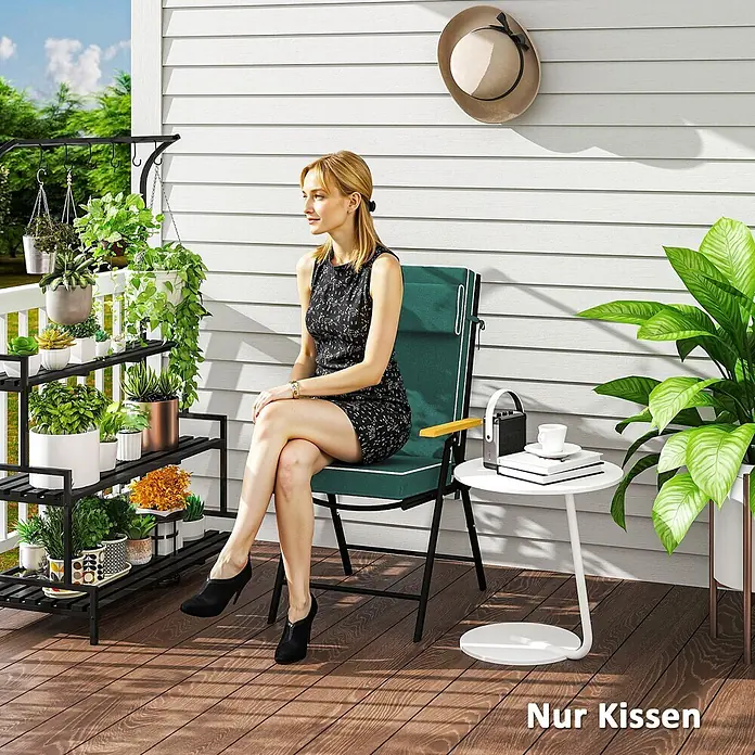 Outsunny Sitzauflage - Hochlehner, 1 Stk., L x B x H: 120 x 47 x 9,5 cm, 100% Polyester, Grün - Grünes Stuhlkissen auf einem Klappstuhl, auf einer Veranda genutzt.