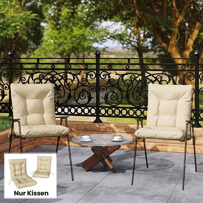 Outsunny Sitzauflage - Niederlehner, 2 Stk., L x B x H: 120 x 50 x 8 cm, Polyester, PP-Baumwolle (Polypropylenwatte), Beige - Creme-farbene, getuftete Gartenstuhlauflagen auf Stühlen mit Glastisch auf einer Terrasse. Ein Einsatz zeigt die Kissen für Gartenmöbel.