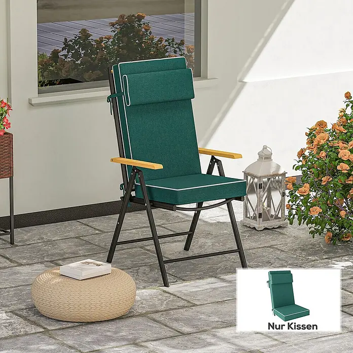 Outsunny Sitzauflage - Hochlehner, 1 Stk., L x B x H: 120 x 47 x 9,5 cm, 100% Polyester, Grün - Klappbarer Gartenstuhl mit schwarzem Gestell, Holzarmlehnen und dunkelgrünem Kissen mit weißer Paspel, auf einer Terrasse.