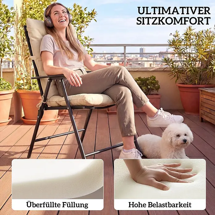 Outsunny Sitzauflage - Niederlehner, 2 Stk., L x B x H: 120 x 50 x 8 cm, Polyester, PP-Baumwolle (Polypropylenwatte), Beige - Frau entspannt auf einem Klappstuhl mit dickem beigem Kissen auf einem Balkon. Detailbilder zeigen die dichte Schaumstofffüllung und hohe Belastbarkeit.