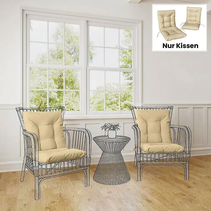 Outsunny Sitzauflage - Niederlehner, 2 Stk., L x B x H: 120 x 50 x 8 cm, Polyester, PP-Baumwolle (Polypropylenwatte), Beige - Zwei beige gepolsterte Stuhlkissen, präsentiert auf skizzierten Rattan-Stühlen in einem Zimmer.