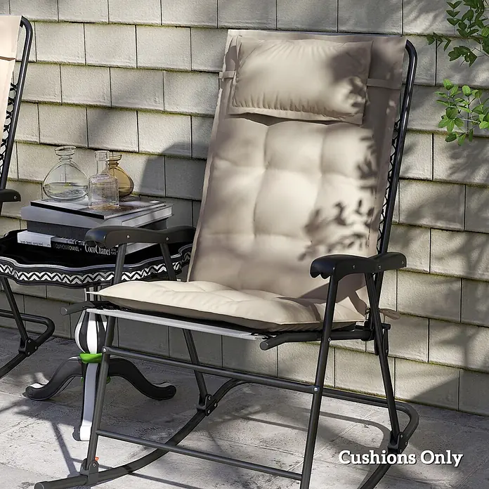 Outsunny Sitzauflage - Hochlehner, 2 Stk., 100% Polyester, Beige - Gestepptes beiges Outdoor-Stuhlkissen-Set, bestehend aus Kopf- und Sitzkissen, auf einem dunklen Metallschaukelstuhl.