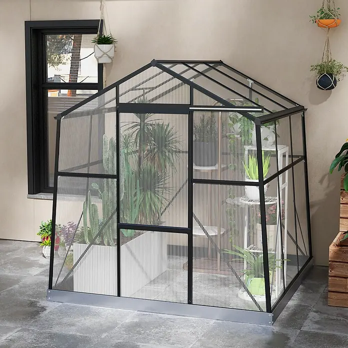 Outsunny Gewächshaus - 192 x 192 cm, 4 mm, Schwarz - Schwarz gerahmtes Gewächshaus mit lichtdurchlässigen Paneelen und silberner Basis, gefüllt mit Pflanzen auf einer Betonterrasse.