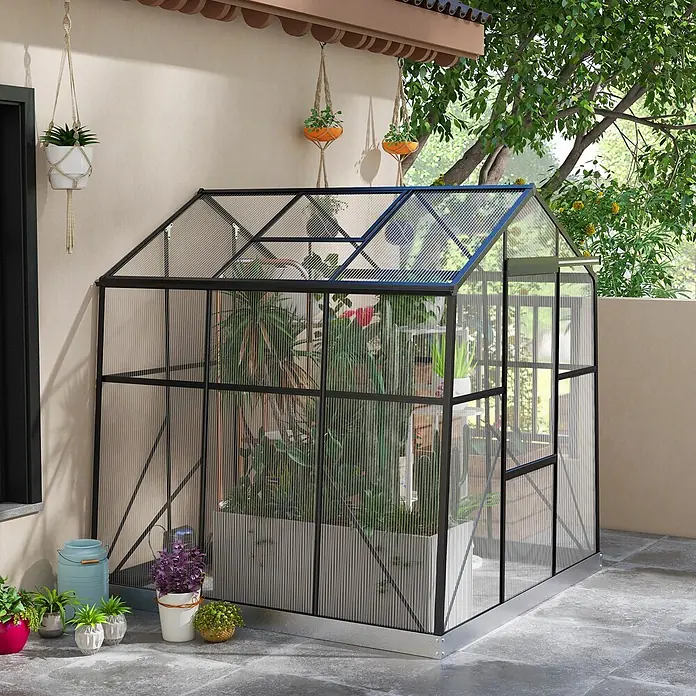 Outsunny Gewächshaus - 192 x 192 cm, 4 mm, Schwarz - Ein schwarz gerahmtes Gewächshaus mit klaren, gerippten Paneelen und einem silbernen Sockel, gefüllt mit Pflanzen auf einer Terrasse.