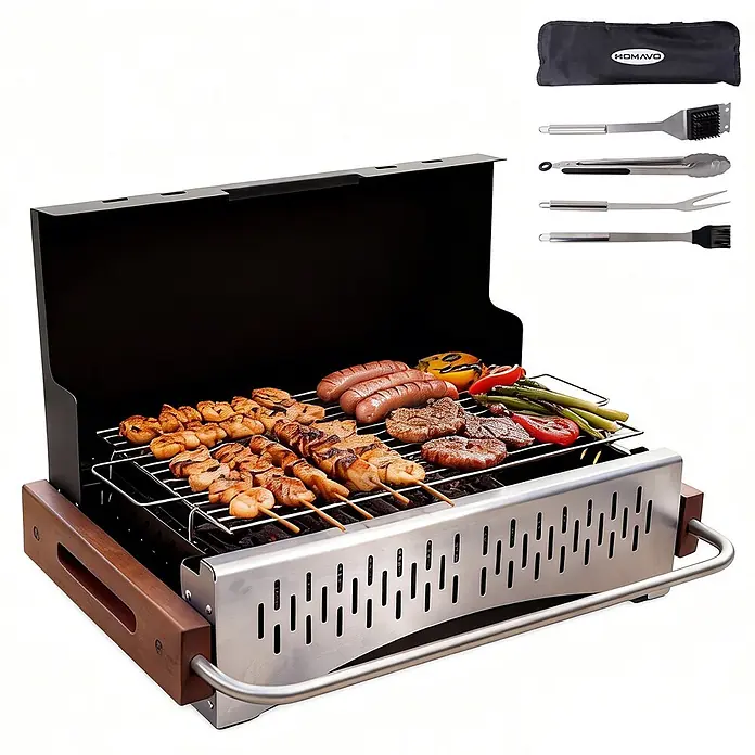 HOMAVO Holzkohlegrill - schwarz - Tragbarer Holzkohlegrill aus schwarzem Metall, Edelstahl und Holz, mit Grillgut beladen. Inklusive Grillbesteck-Set.