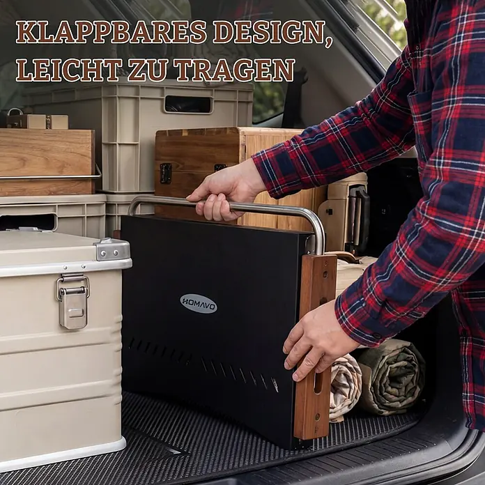 HOMAVO Holzkohlegrill - schwarz - Schwarzer faltbarer Grill mit Holzseiten und Metallgriff wird in einen Kofferraum gelegt, was die Tragbarkeit zeigt.