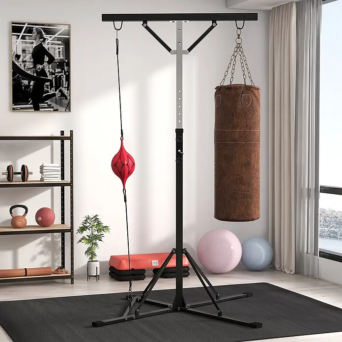 Sportnow Boxsack Ständer - Schwarz - Freistehender Boxsackständer in Schwarz-Silber mit braunem Sandsack und rotem Speedbag in einem Heim-Fitnessraum.