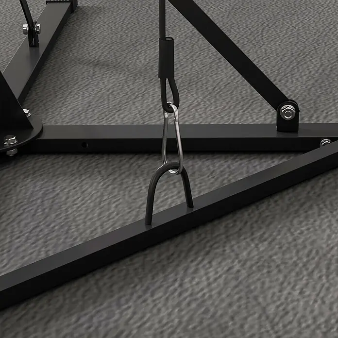 Sportnow Boxsack Ständer - Schwarz - Detail eines schwarzen Metallrahmens mit silbernem Karabiner, der ein schwarzes Seil mit einem schwarzen U-förmigen Griff verbindet.