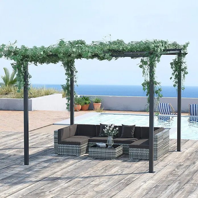 Outsunny Pavillon-Gestell - B x T: 295 x 295 cm, Farbe Gestell: Schwarz, Metall - Outdoor-Rattansofa-Set mit dunklen Kissen und passendem Tisch unter Metallpergola mit Kunstefeu, auf Deck am Pool.