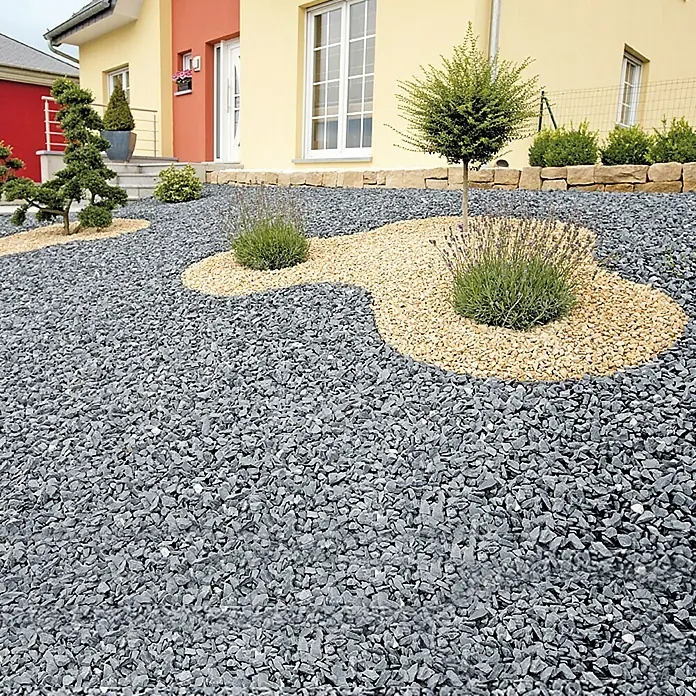 Gardol Premium Unkrautvlies Kies - Polypropylen, 15 x 1 m - Gartengestaltung mit Zierkies in Grau und Beige, akzentuiert durch grüne Pflanzen. Der Kies sorgt für eine moderne und pflegeleichte Optik.