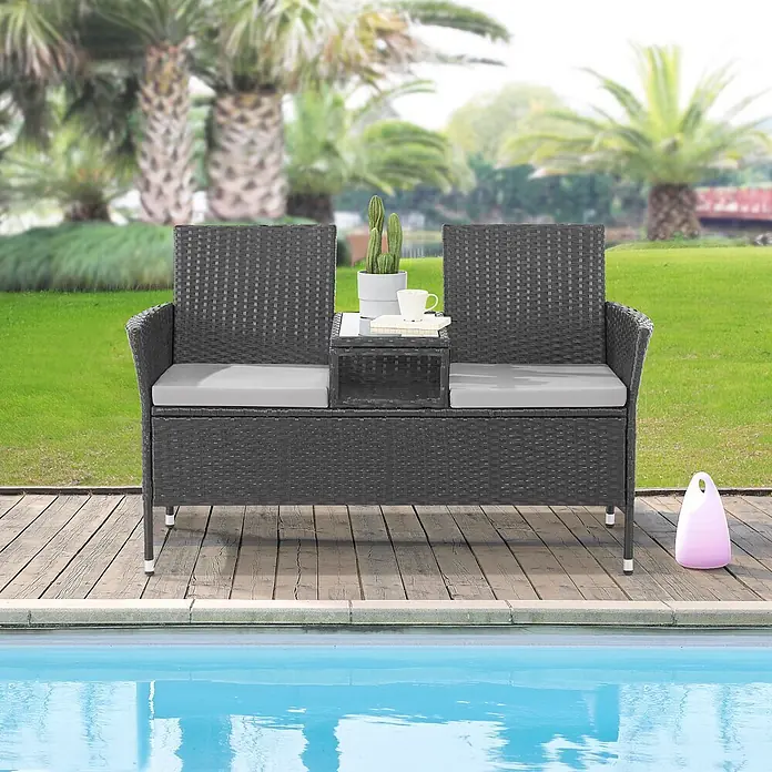 SVITA Gartenbank CHICAGO - B x T x H: 134 x 62 x 84 cm, Stahl, Polyrattan, Glas, Schwarz, Höhenverstellbar - Dunkelgraue Rattan-Zweisitzer-Outdoorbank mit hellgrauen Kissen und integriertem Tisch, ideal für Pool oder Garten.