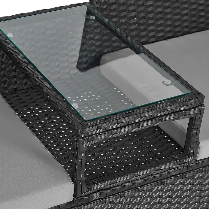 SVITA Gartenbank CHICAGO - B x T x H: 134 x 62 x 84 cm, Stahl, Polyrattan, Glas, Schwarz, Höhenverstellbar - Dunkelgraue Rattan-Gartenmöbel mit integriertem Beistelltisch mit Glasplatte und hellgrauen Kissen.