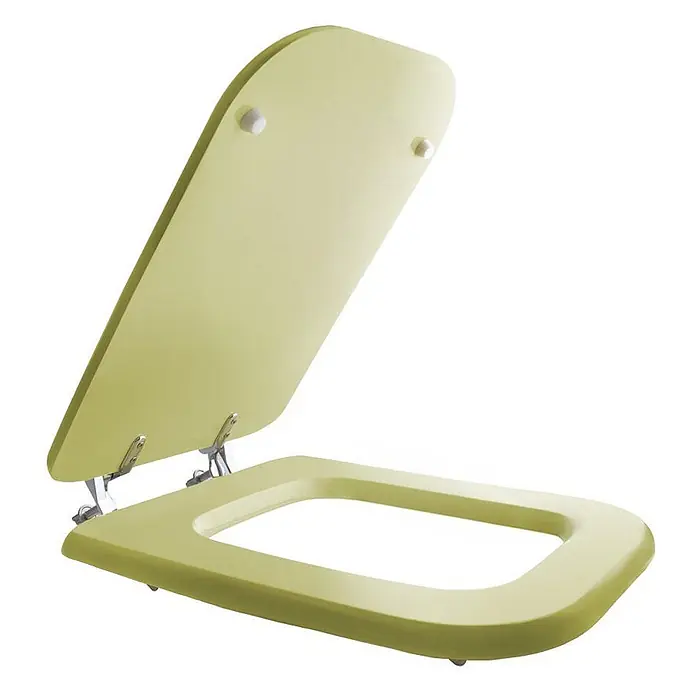 Kiamami Valentina WC-Sitz - Beige - Quadratischer lindgrüner Toilettensitz mit geöffnetem Deckel, zeigt Metallscharniere.