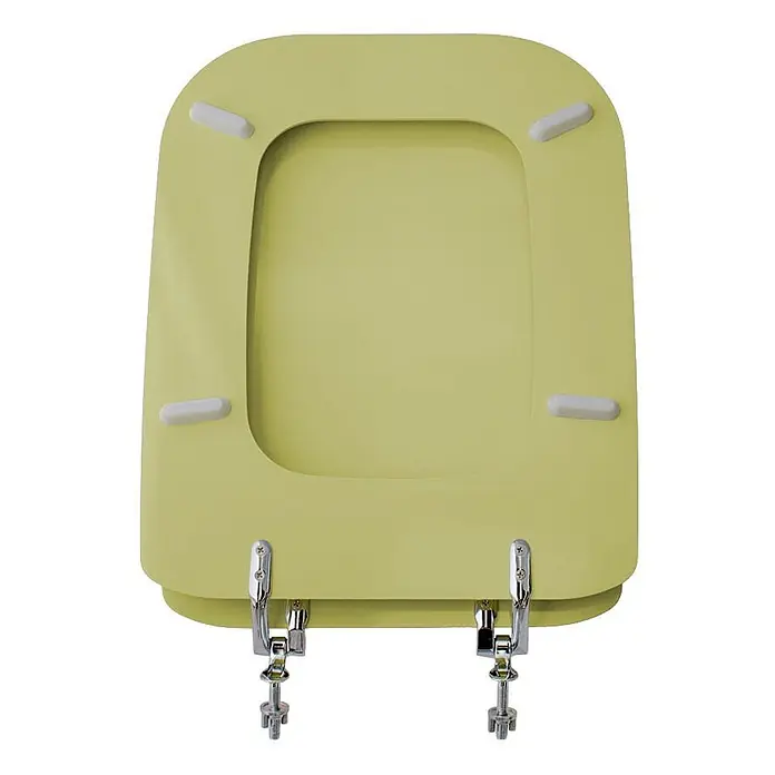 Kiamami Valentina WC-Sitz - Beige - Hellgrüner Toilettensitz mit Chromscharnieren und weißen Gummipuffern.
