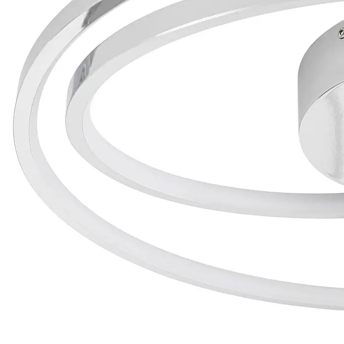 Lucande Deckenleuchte Maire - chrom / silber, chrom / silber - Nahaufnahme einer modernen LED-Leuchte mit mehreren konzentrischen Ringen aus poliertem Chrom und mattierten Lichtdiffusoren.