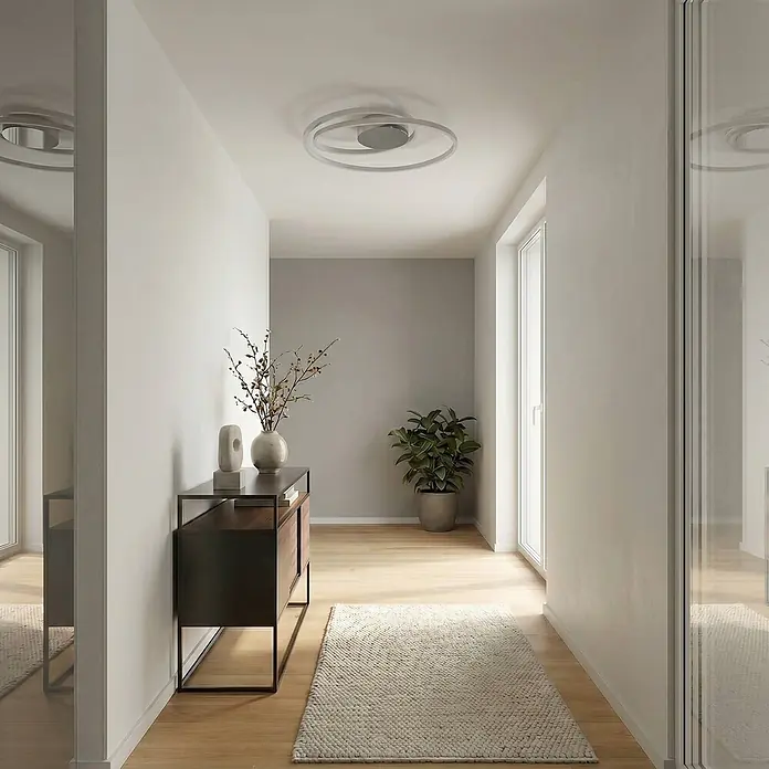 Lucande Deckenleuchte Maire - chrom / silber, chrom / silber - Moderne, kreisförmige Deckenleuchte mit geschichtetem Design, in einem hellen Flur installiert.