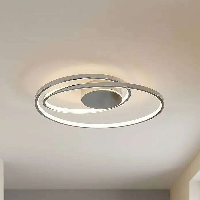 Lucande Deckenleuchte Maire - chrom / silber, chrom / silber - Moderne LED Deckenleuchte mit zwei überlappenden chromfarbenen Ringen in Spiralform, weiß leuchtend.